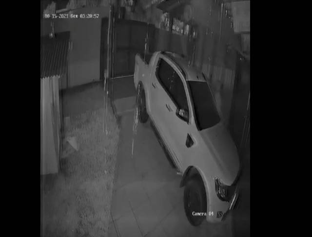 Câmera de monitoramento flagra ladrão arrombando caminhonete em Independência