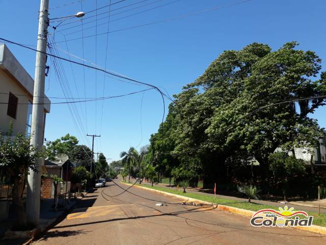 Cabos de telefonia e internet interrompem a Av. Santa Rosa, no bairro São Pedro em Três de Maio