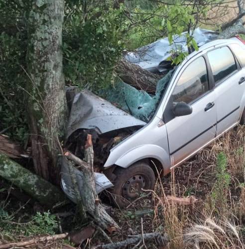 Saída de pista seguida de colisão em árvore deixa um jovem morto na RS 210 em São Martinho