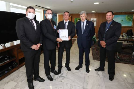 Comitiva entrega em mãos ao Presidente Bolsonaro pedido de equipamento para o Hospital São Vicente de Paulo