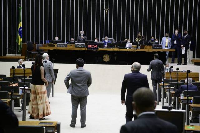 Congresso aprova crédito de R$ 9,3 bi para pagar Auxílio Brasil neste ano