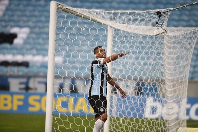 Grêmio goleia o Bragantino e segue vivo na luta contra o rebaixamento no Brasileirão