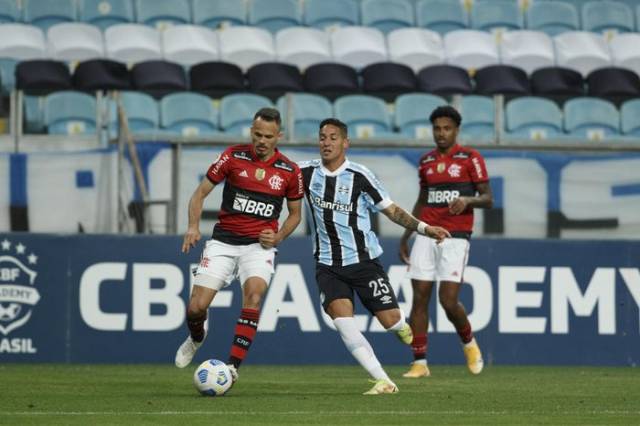 Com um a menos, Grêmio busca empate com o Flamengo, mas perde chance de reduzir distância para sair do Z-4