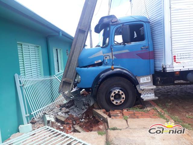 Caminhão desgovernado sem motorista por pouco não invadiu uma casa, em Três de Maio
