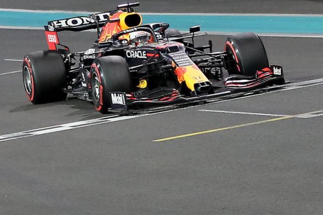 Verstappen ultrapassa Hamilton na última volta e é campeão da Fórmula-1