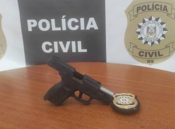 Policia Civil apreende pistola na casa de mulher suspeita de abrigar bandidos que assaltaram loja em Três de Maio