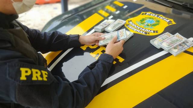 Carro emplacado em Três de Maio é apreendido pela PRF com mais de 68 mil dólares sem procedência, em Santa Maria