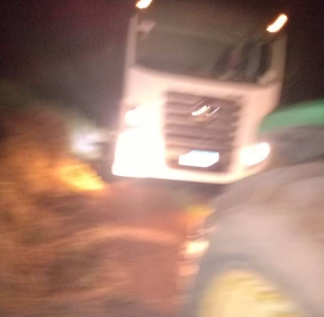 Caminhão transportador de leite atola é puxado por trator no interior de Três de Maio; VEJA VÍDEO