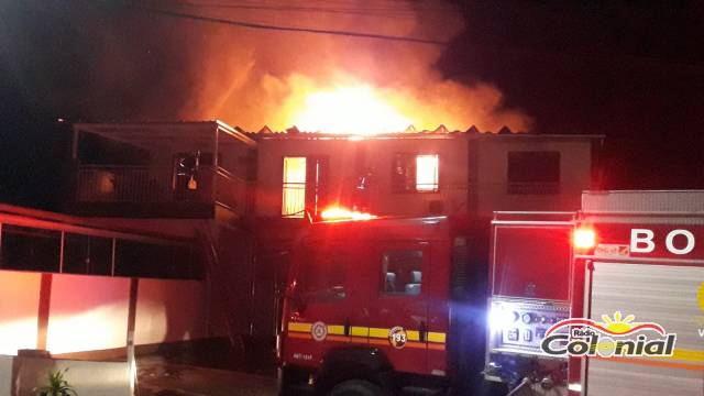 Incêndio destrói residência da família do ex-prefeito Fischer, em Três de Maio; VEJA VÍDEO