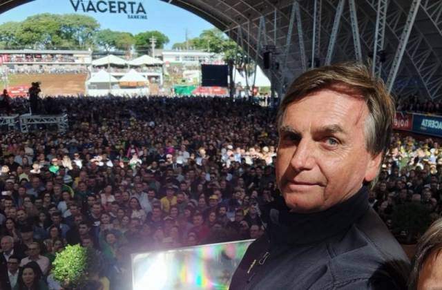 Presidente Jair Bolsonaro critica lucro da Petrobras na Fenasoja
