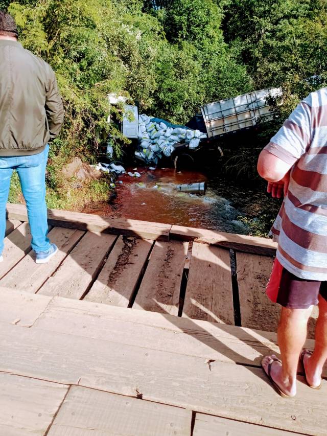 Carreta cai no leito do rio Lajeado Cachoeira em São José do Inhacorá