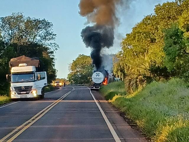 VÍDEO; caminhão incendeia na RS 342 em Catuípe