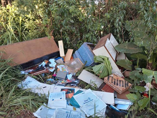 Descarte irregular de lixo revolta moradora de Esquina Jost, Três de Maio