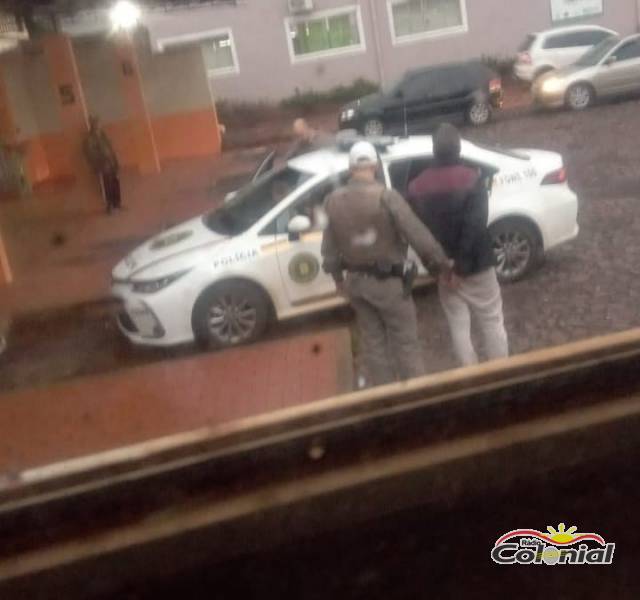 Homem é detido pela Brigada Militar na Rodoviária de Três de Maio, após ato obsceno no interior de um ônibus