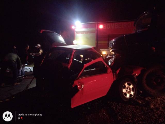 Colisão frontal ente automóvel e caminhão resulta em uma pessoa morta na RS 305 em Tucunduva