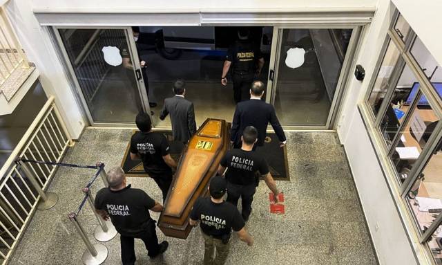 Avião da PF chega a Brasília com restos mortais de desaparecidos