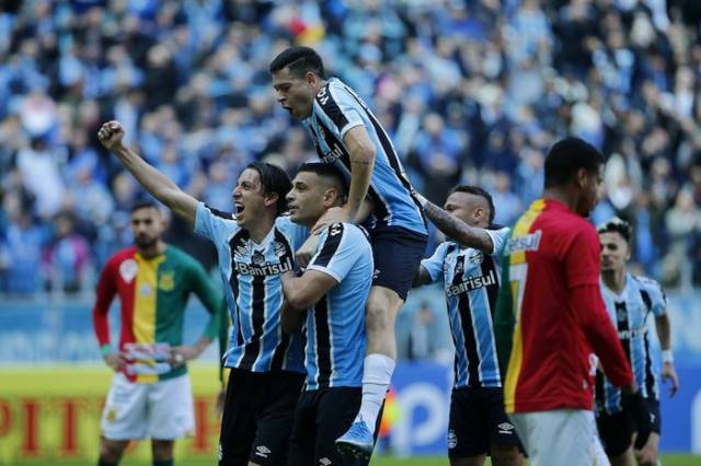 Com gols de Diego Souza, Grêmio vence o Sampaio Corrêa e entra no G-4 da Série B