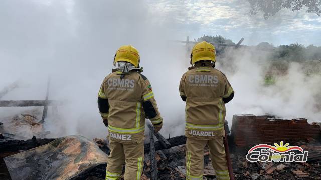 Casa é consumida por incêndio e morador sofre queimaduras em 45% do corpo, no interior de Três de Maio