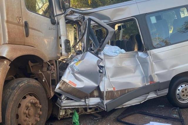 Acidente entre Van e caminhão deixa sete pessoas mortas na BR 386 em Constantina