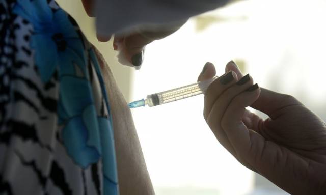 Três de Maio tem vacinação contra Covid e gripe em horário estendido até sexta