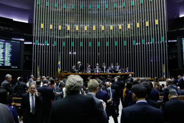 Câmara dos Deputados aprova em 2º turno PEC que amplia benefícios sociais