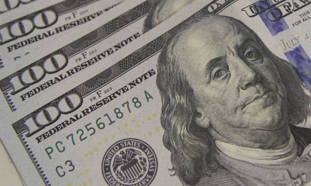 Dólar sobe para R$ 5,46 e fecha no maior valor em seis meses
