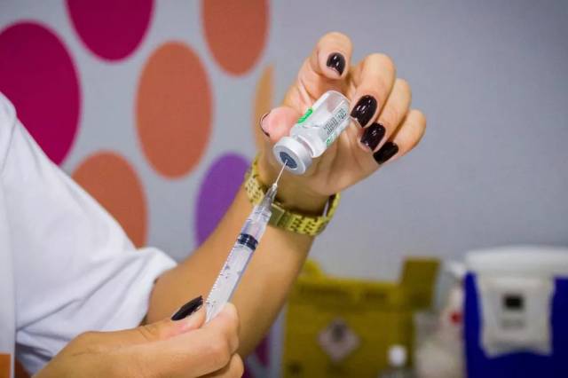 Municípios com doses de CoronaVac já podem vacinar crianças de 3 e 4 anos
