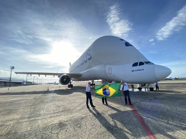 Avião cargueiro com formato de baleia está no Brasil pela primeira vez