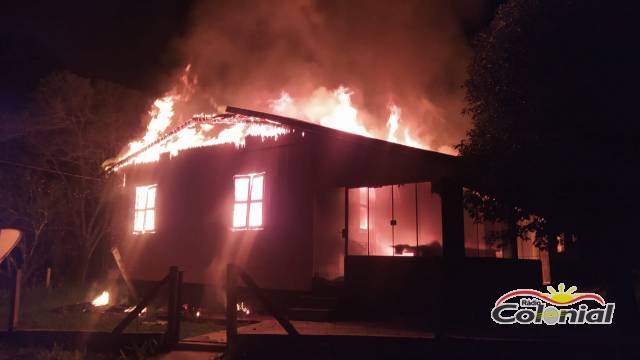 Residência é consumida por incêndio no interior de São José do Inhacorá