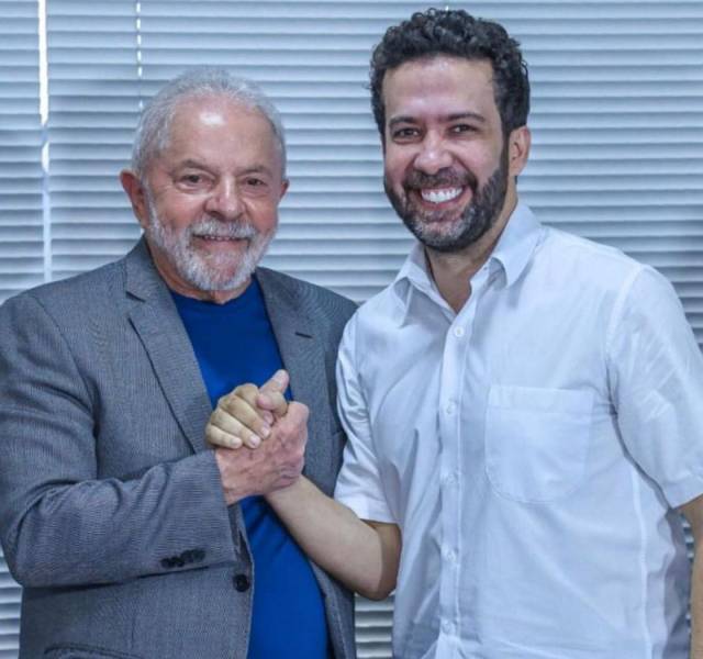 André Janones desiste de candidatura presidencial e apoia Lula