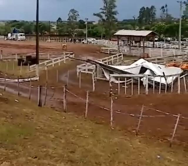 Temporal causa estragos no parque de rodeios de Augusto Pestana