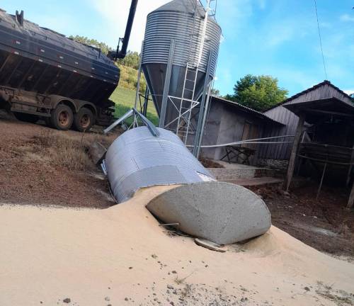 Em acidente, caminhão derruba silo de ração de 12 toneladas em propriedade rural de Crissiumal