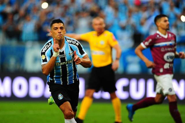 Suárez marca, Grêmio vence o Caxias e conquista o Gaúchão