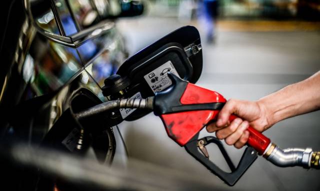Preço médio da gasolina volta a subir nos postos após 3 semanas de queda