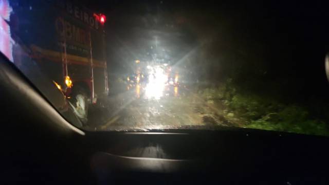Motorista bate veículo contra árvore no momento que bombeiros desobstruíam rodovia, em Independência