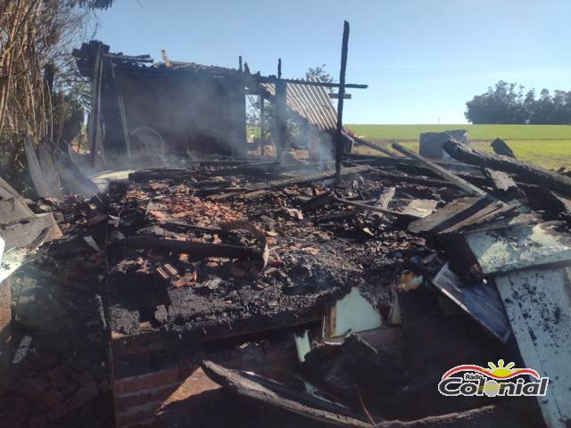 Homem morre carbonizado após casa incendiar no interior de Três de Maio