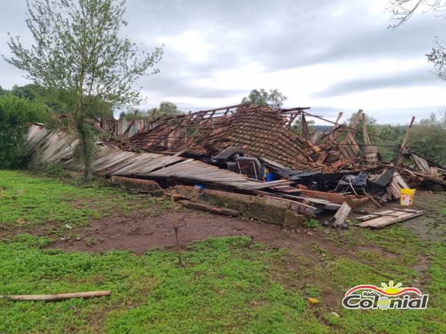 VÍDEO, ventos causam destruição em propriedade rural no interior de São José do Inhacorá