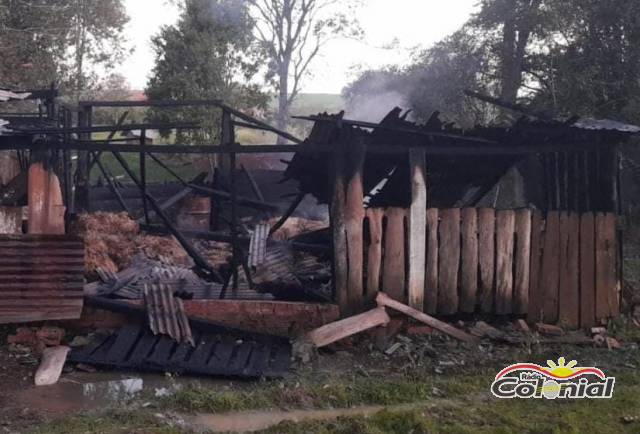 Galpão que armazenava feno é destruído em incêndio no interior de Três de Maio