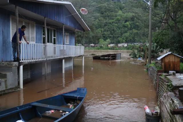 Leite confirma mais quatro mortes no RS em decorrência das enchentes