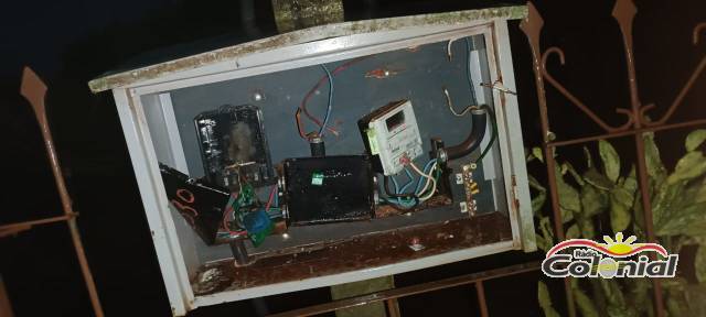 Descarga de raio destrói caixa de entrada de energia elétrica de residência, em Três de Maio