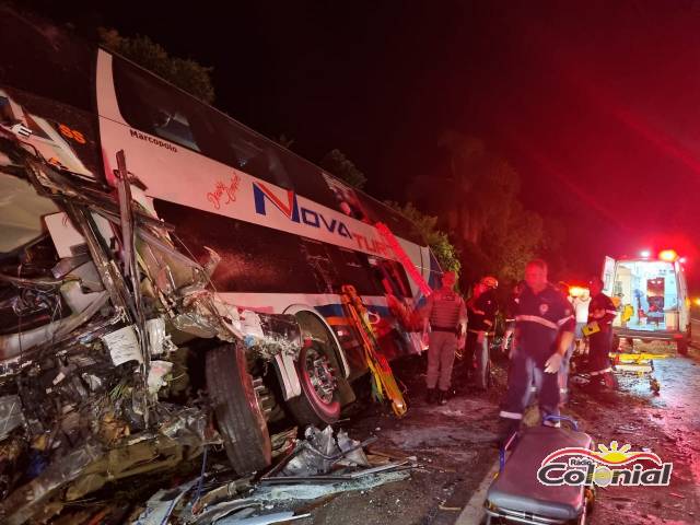 Dois motoristas morreram após colisão frontal entre ônibus de turismo e caminhão, na RS-210 em São Martinho