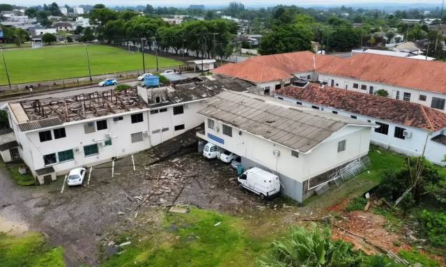 Temporal destelha hospital em São Vicente de Sul