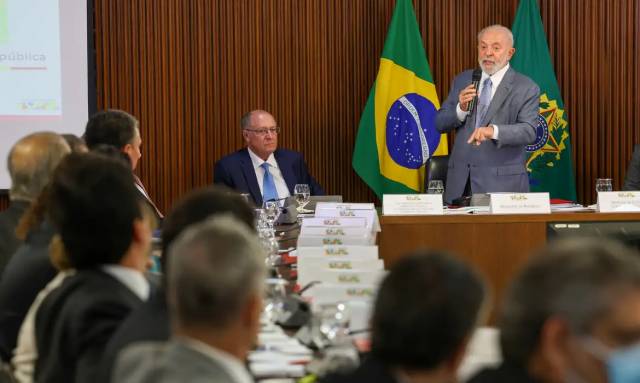 Lula diz em reunião ministerial que falta muito para se fazer