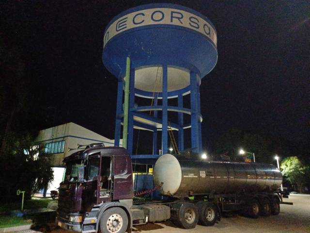 Caminhões-pipa auxiliam no abastecimento de água em Três de Maio