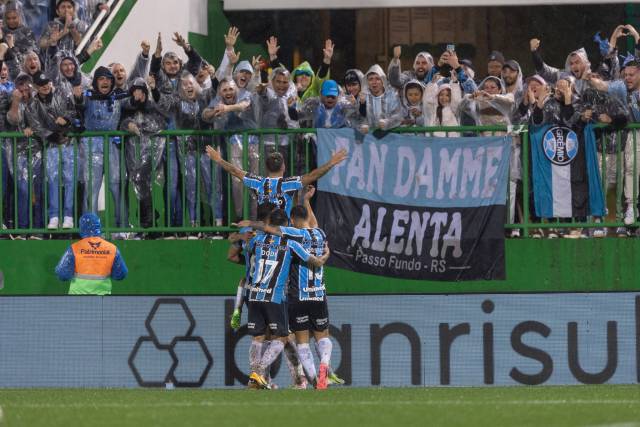 Grêmio vence o Vasco em Chapecó e sai da zona de rebaixamento