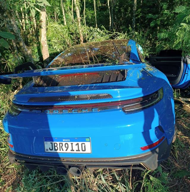 Porsche avaliado em R$ 2.2 milhões é encontrado na beira de rodovia em Catuípe