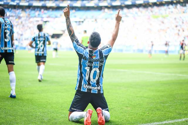 Grêmio vence o São Paulo e se livra do risco de rebaixamento