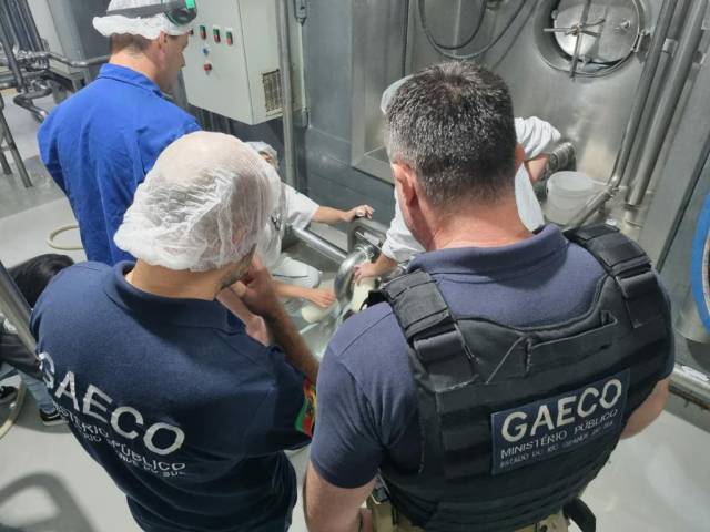 MP descobre leite com soda cáustica e água oxigenada em fábrica de Taquara