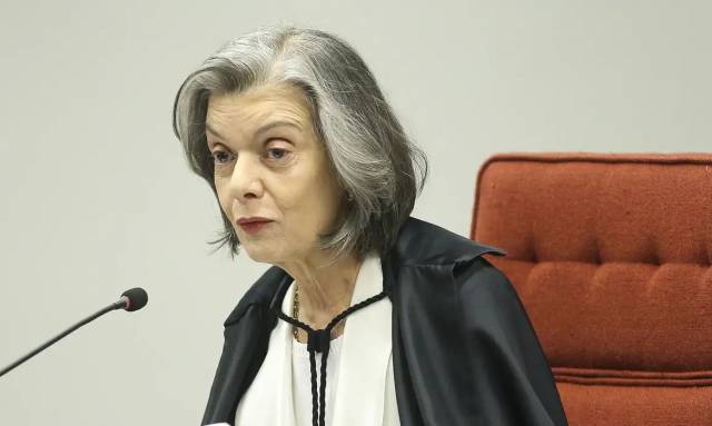 Cármen Lúcia mantém investigação contra Bolsonaro