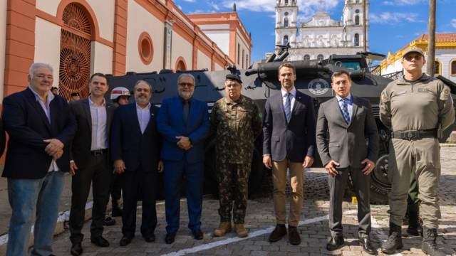 RS recebe doação de blindados e fuzis do Exército